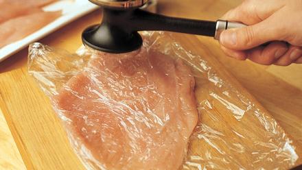 Nuiji fileet kelmun välissä ohuiksi leikkeiksi.