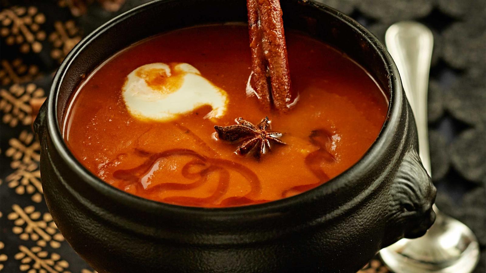 Mausteinen tomaatti-bataattikeitto