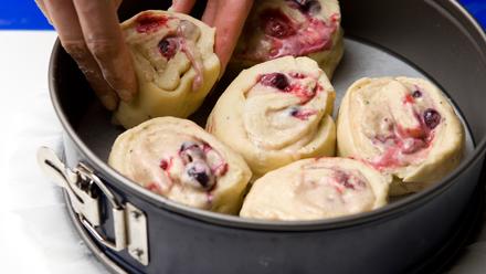 Asettele taikinapalat väljästi leivinpaperoituun irtopohjavuokaan (halk. n. 26 cm. Kohota 30 minuuttia. Paista 200-asteisen uunin keskitasolla noin 25 minuuttia tai kunnes pinta on saanut kauniin värin.