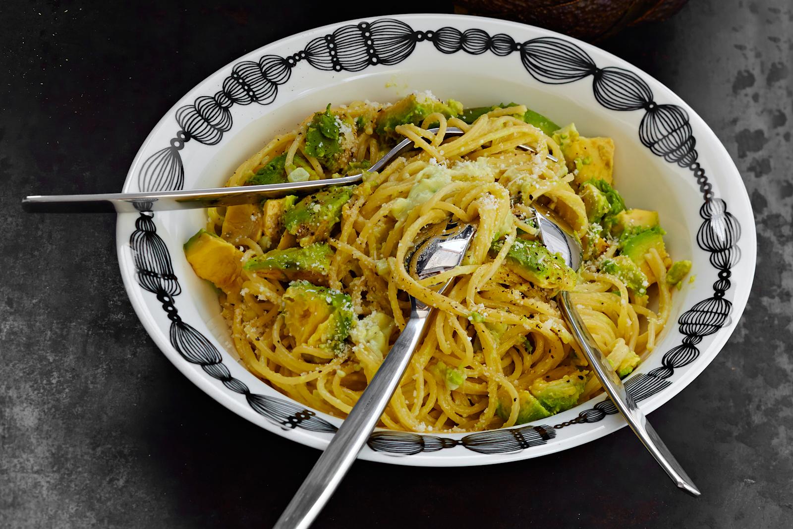 Kermainen avokadopasta