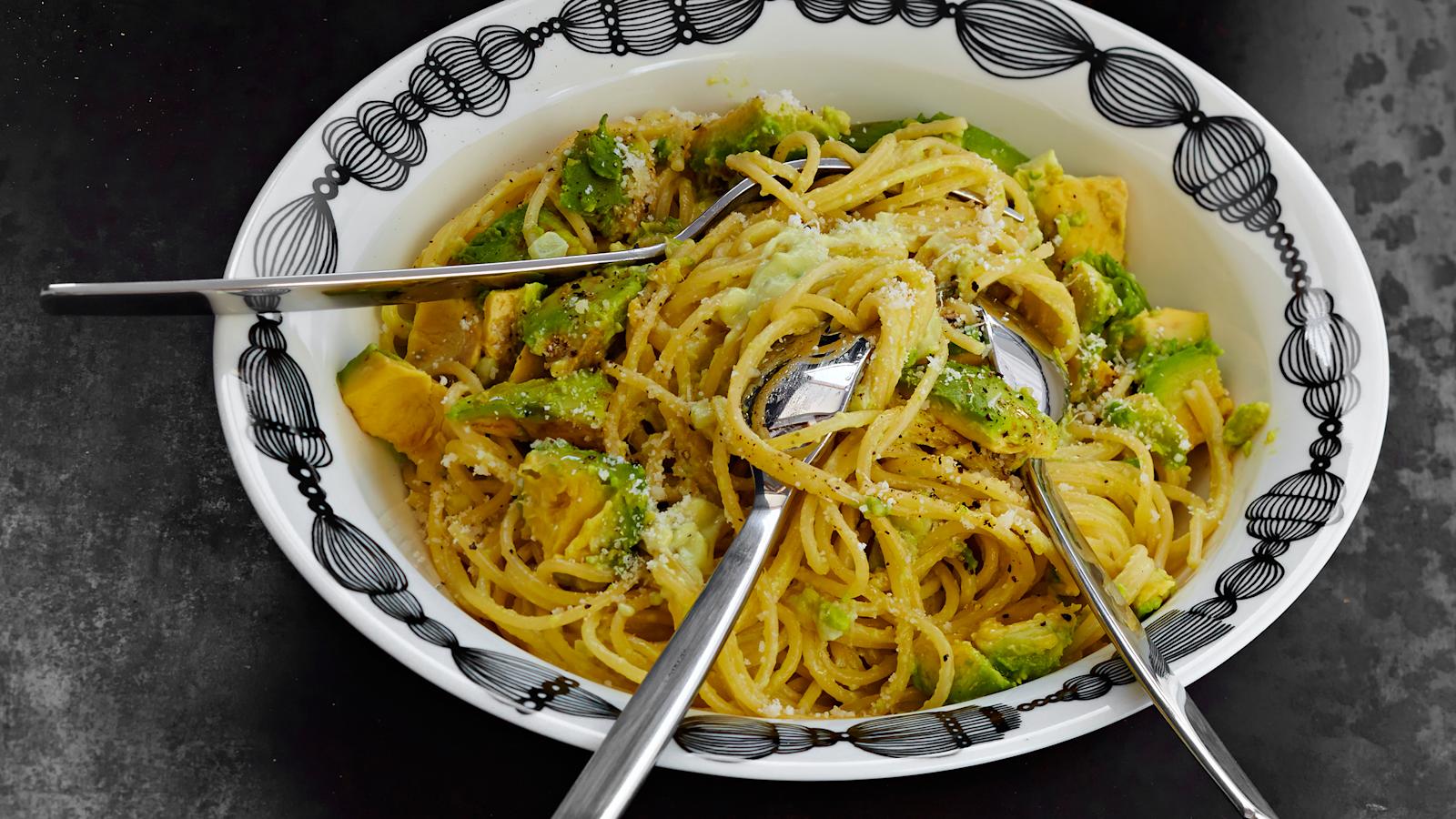 Kermainen avokadopasta