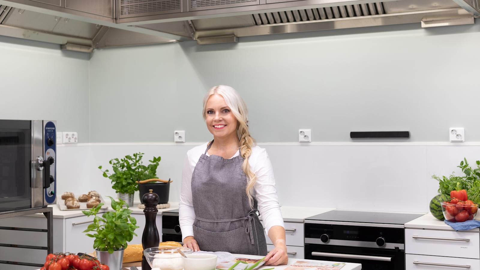 Kotitalousopettaja Anne Ponkkonen S-kokeilukeittiössä