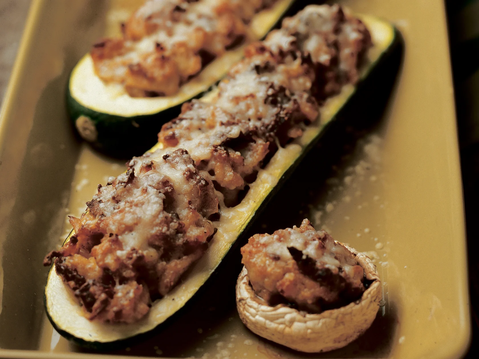 Broilerin jauhelihalla täytetyt kesäkurpitsat