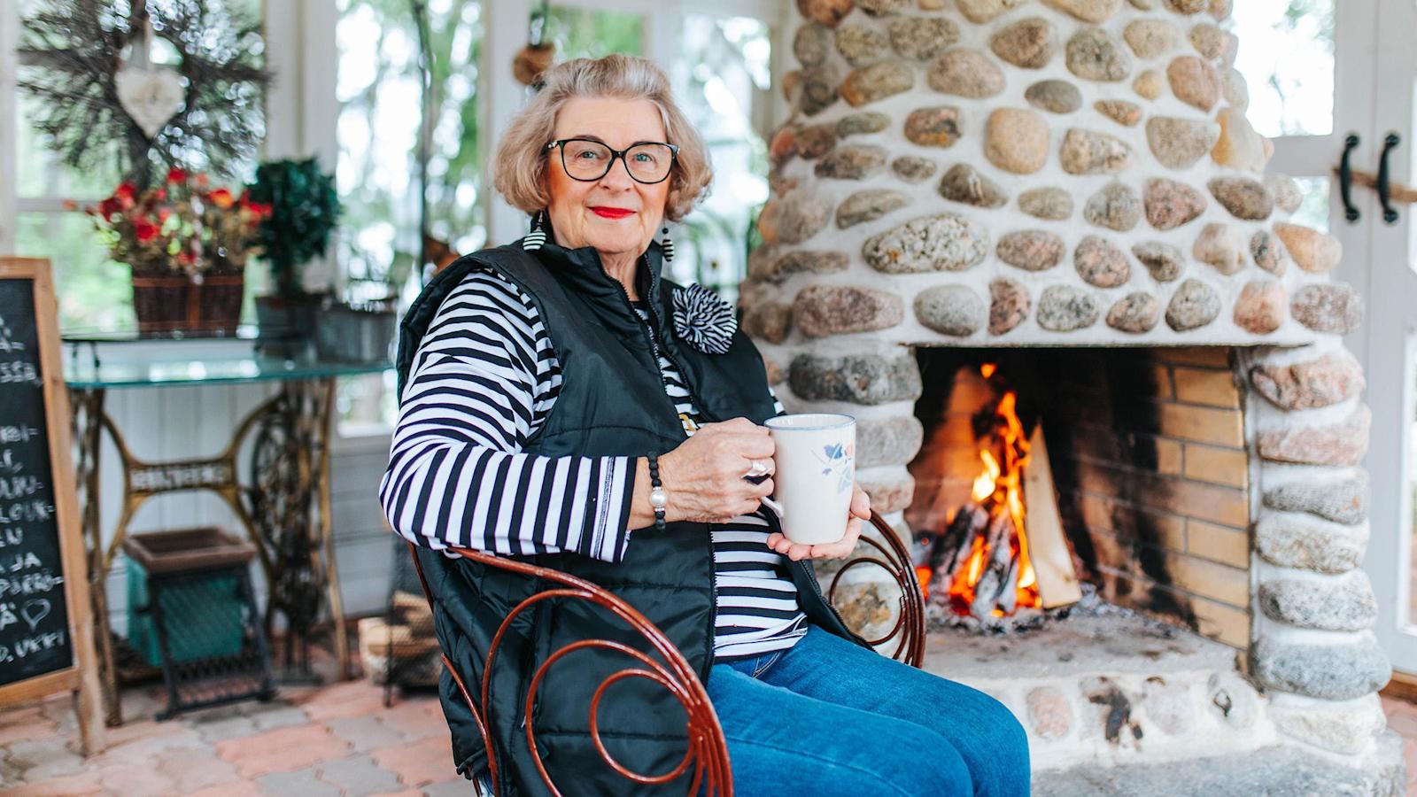 Helena Heilalala Bonuksilla ostamansa takan äärellä