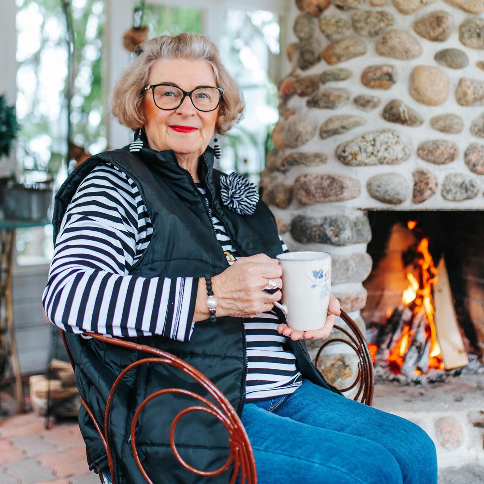 Helena Heilalala Bonuksilla ostamansa takan äärellä