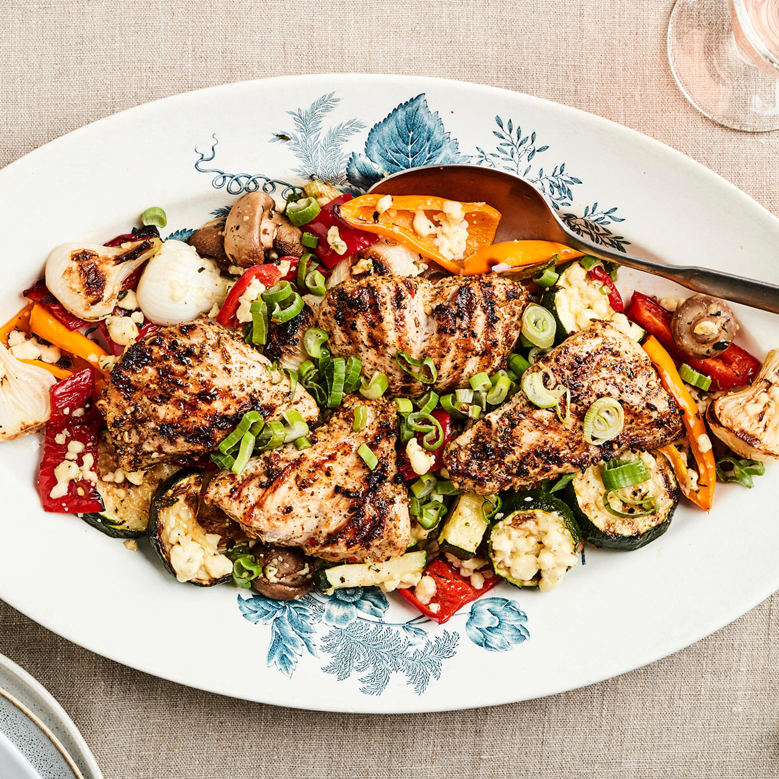 Grillatut kanapihvit ja sinihomejuustokasvikset