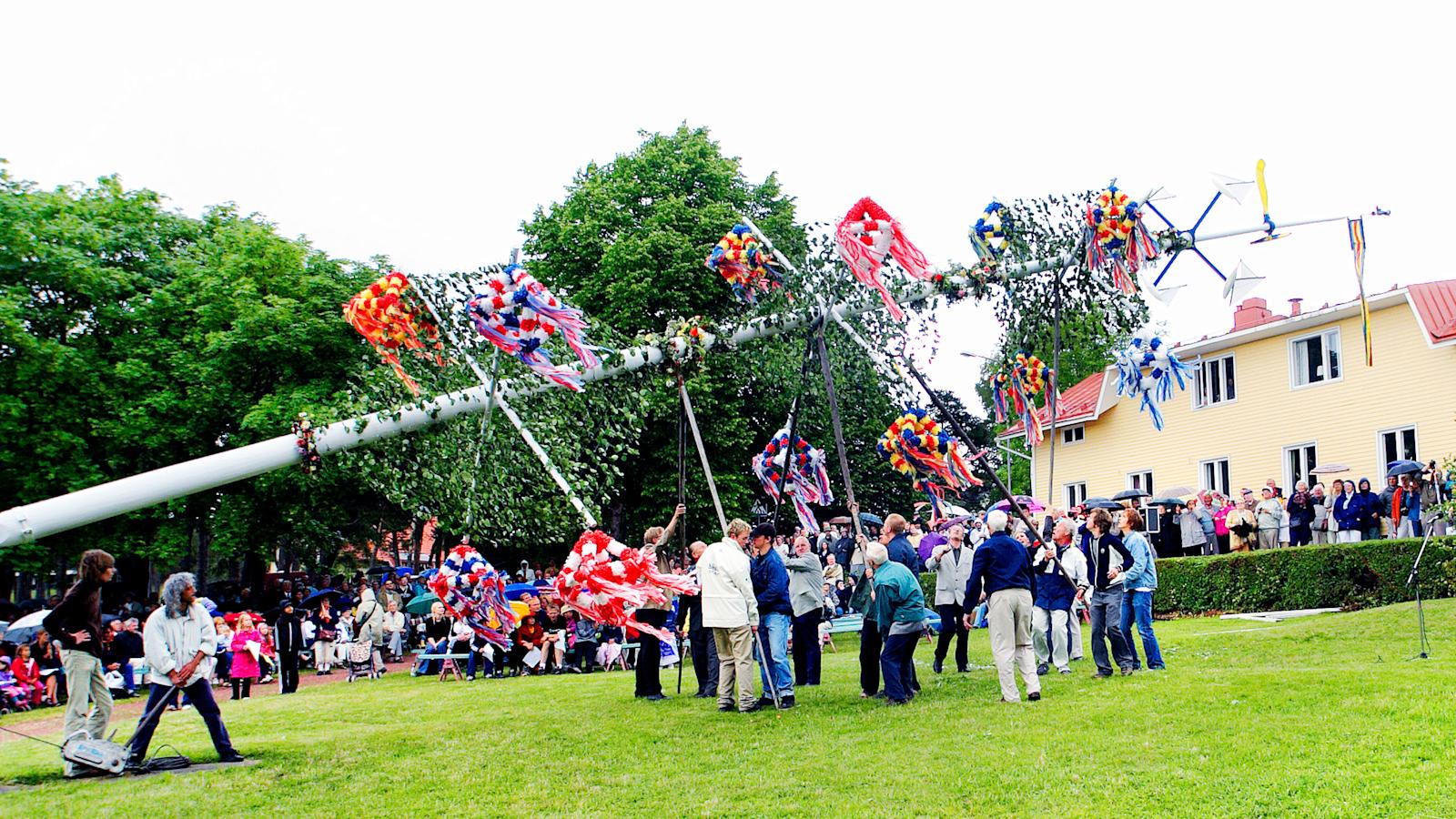 Juhannussalon pystyttäminen