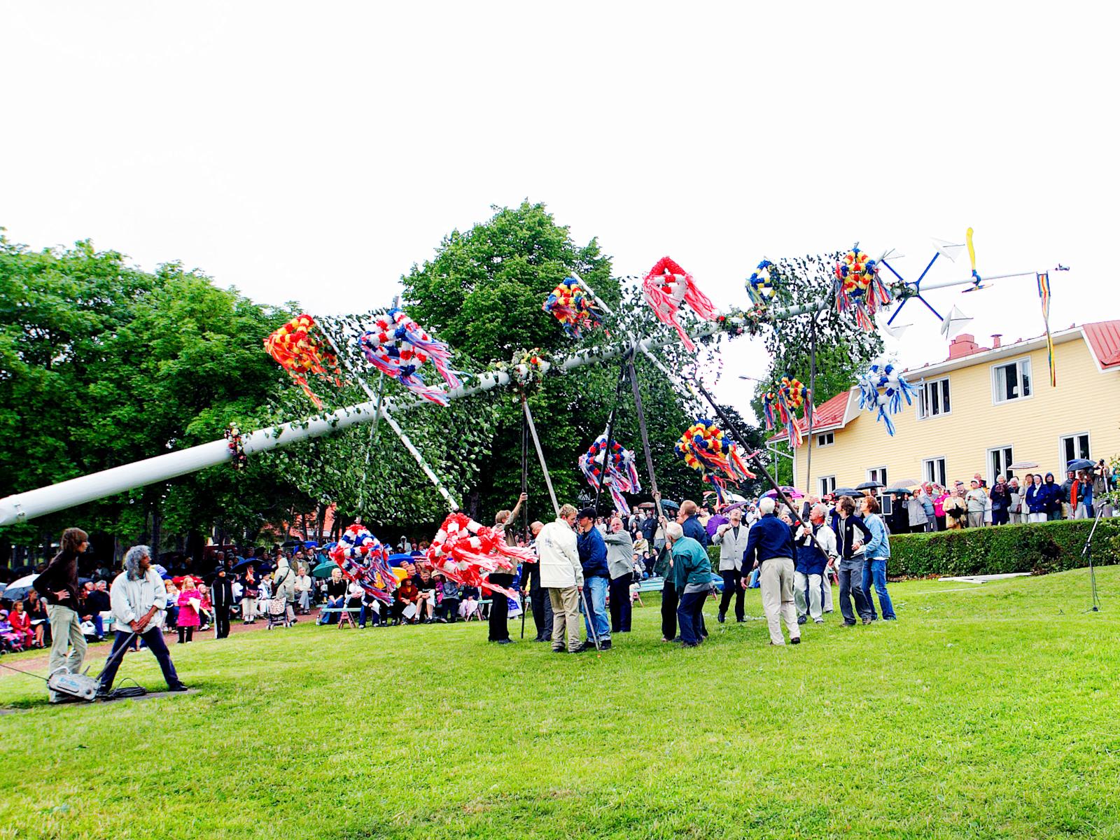 Juhannussalon pystyttäminen
