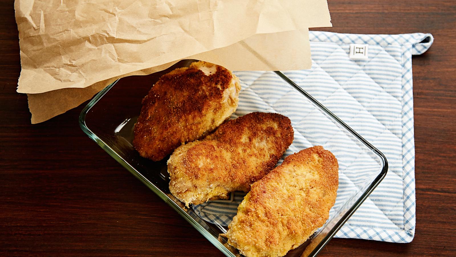 Pane leikkeet uunivuokaan ja peitä leivinpaperilla. Jälkikypsennä 200 asteisessa uunissa noin 15 minuuttia.