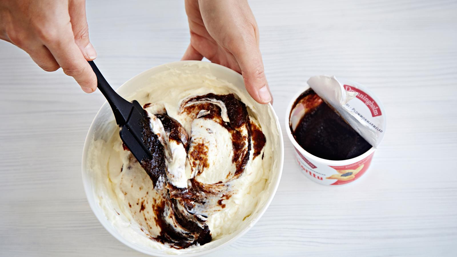 Sekoita joukkoon marmeladi. Lisää kermavaahto kevyesti nostellen.