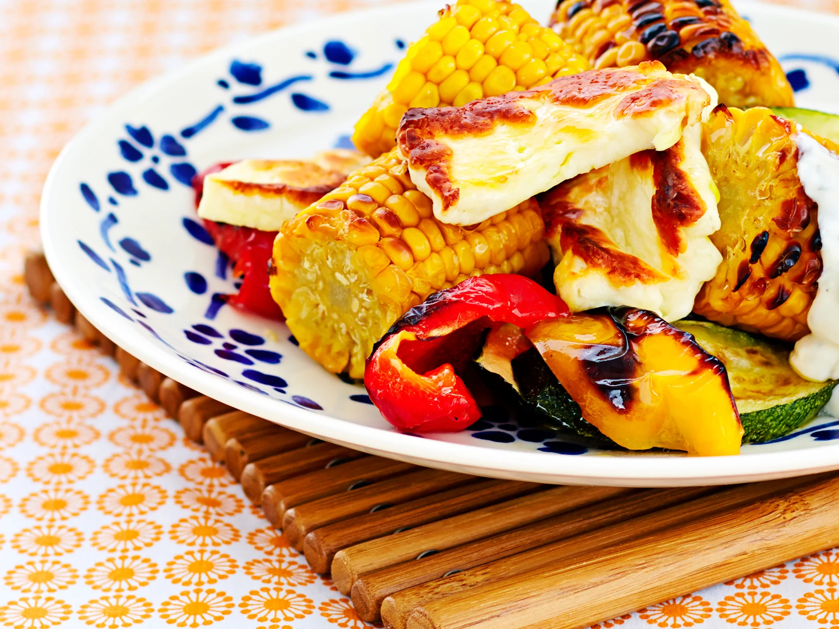 Grillattu kasvis-halloumisalaatti