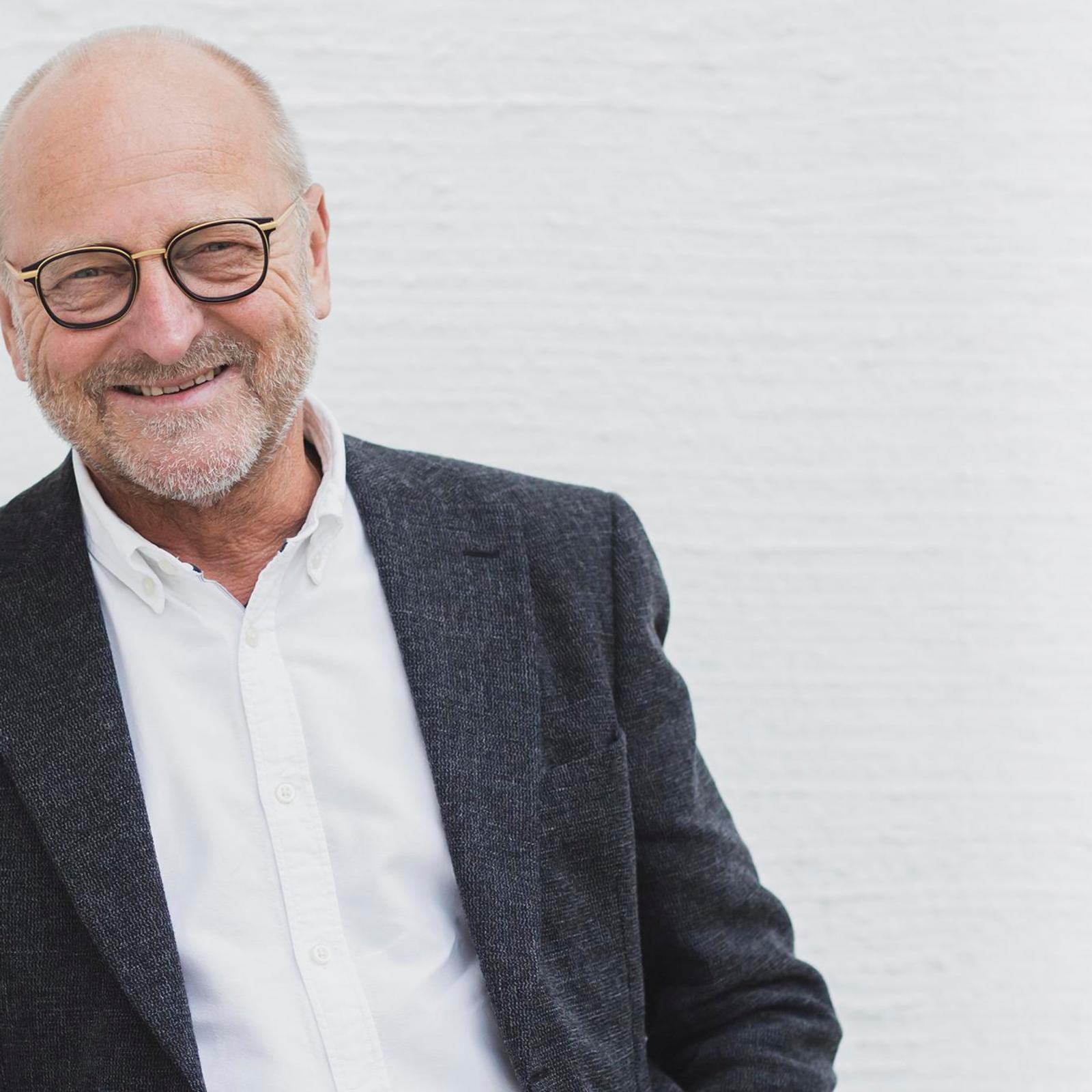 Terapeutti Tommy Hellsten sanoo, että eläminen tässä hetkessä on parasta vastalääkettä uupumiselle.