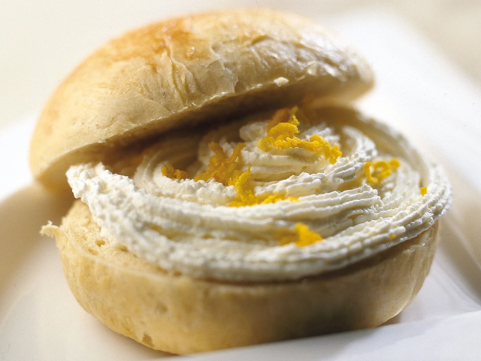 Appelsiini-laskiaispullat