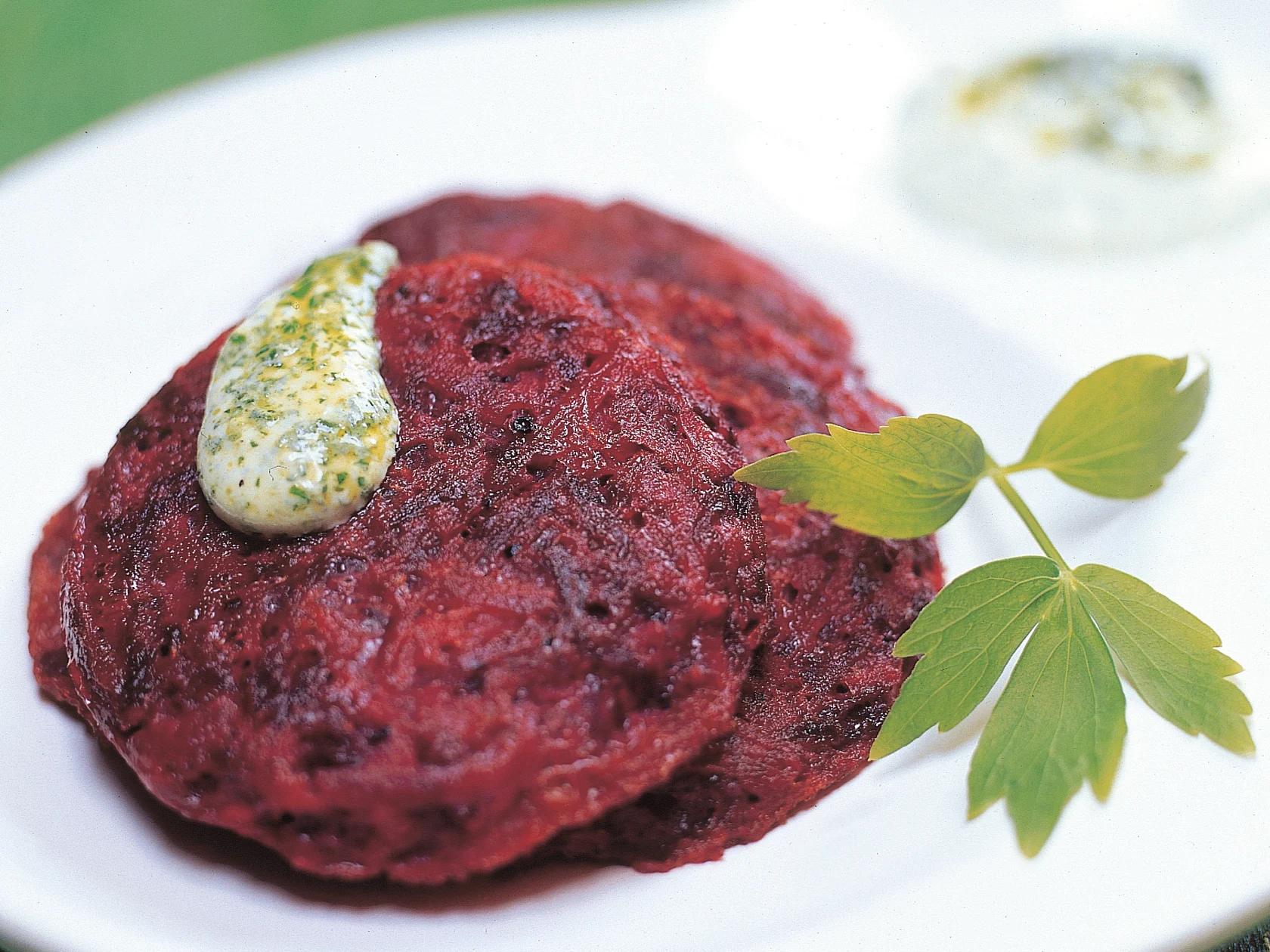 Punajuuripihvit ja pesto-kermaviilikastike