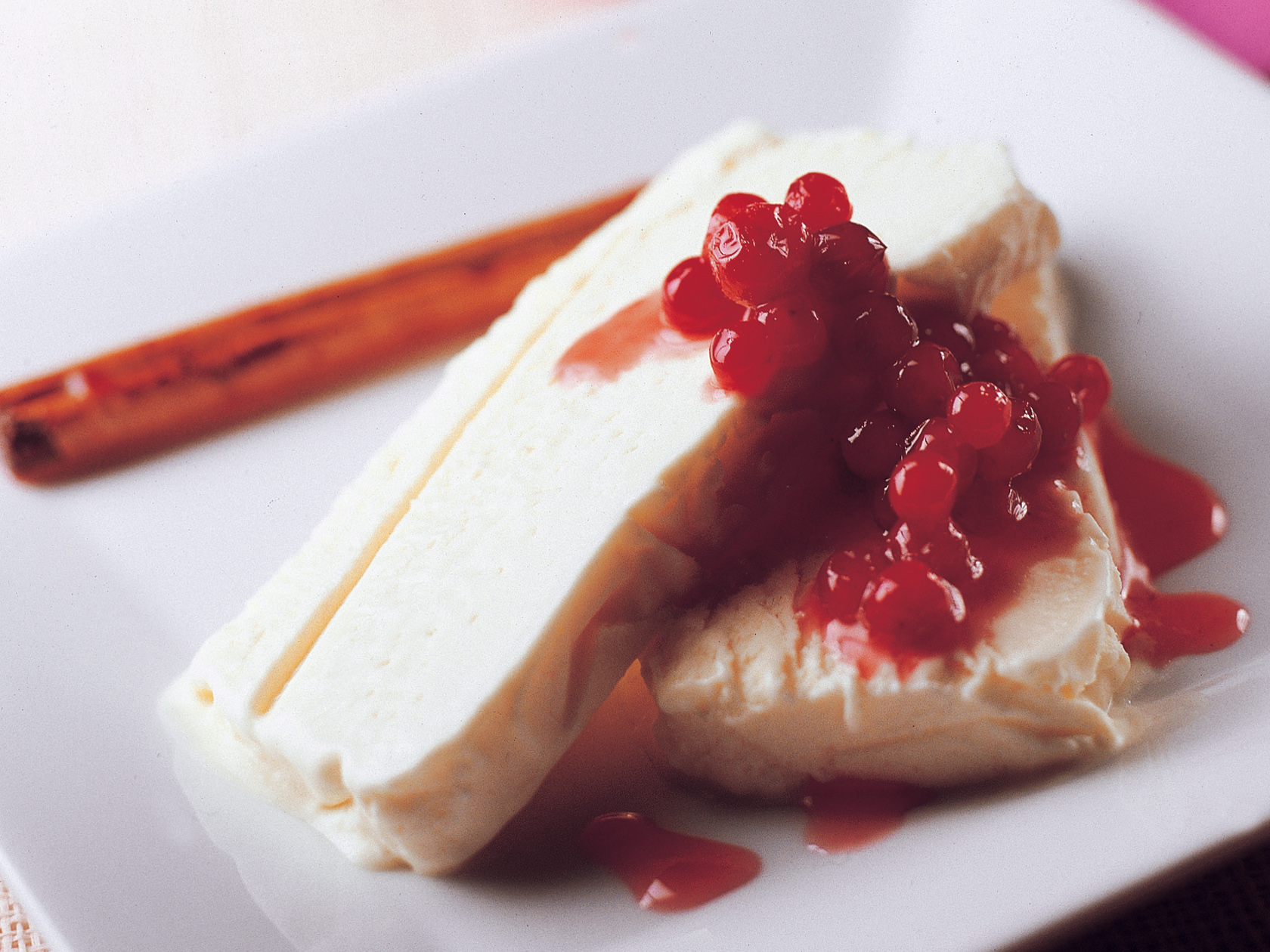 Valkosuklaajäädyke ja marinoituja puolukoita