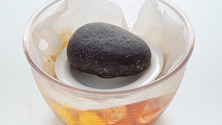 Kaada loput marinadista kulhoon tai pussiin, jos sitä jää jäljelle. Peitä kulho paperilla ja laita sen päälle kevyt paino. Mausta broileria jääkaapissa yön yli.