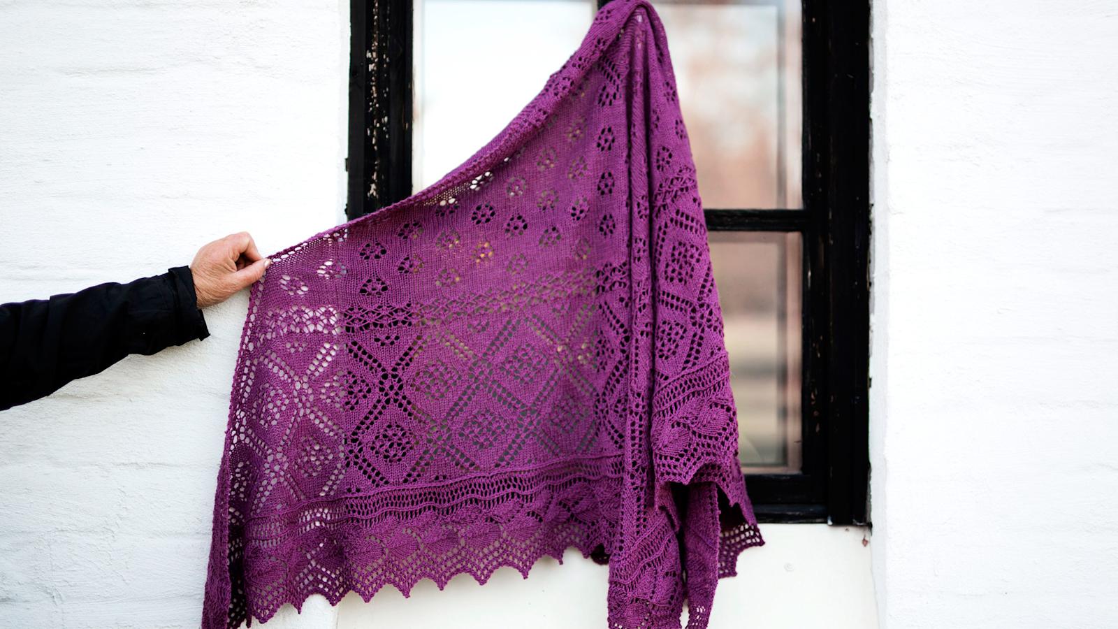 Neulo huivikilpailun voittanut pitsihuivi