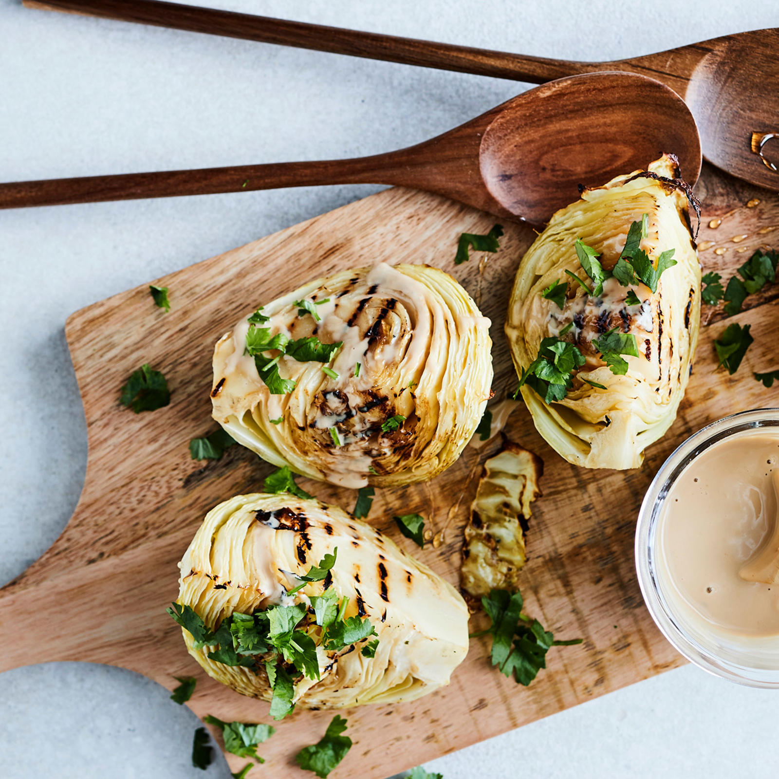 Grillattu varhaiskaali ja maapähkinäkastike