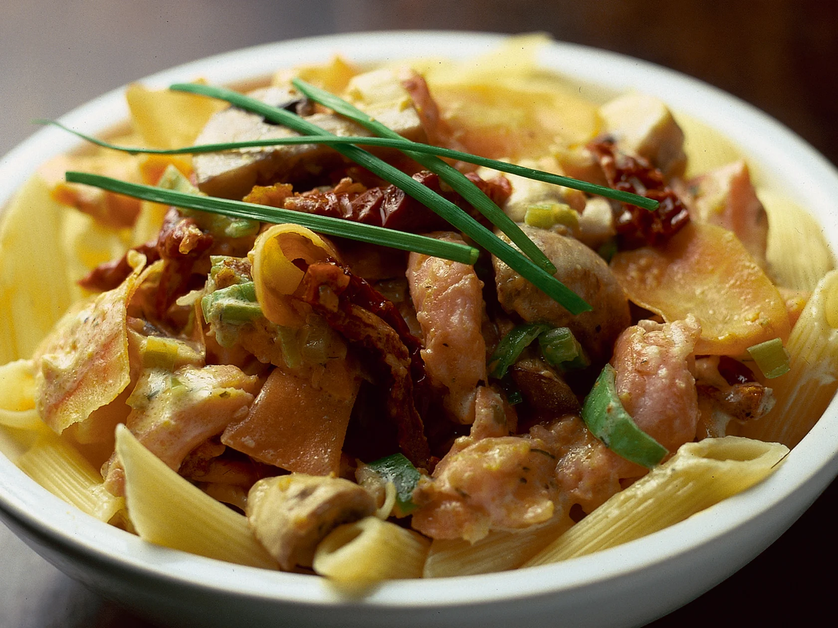 Lohikastike pastalle