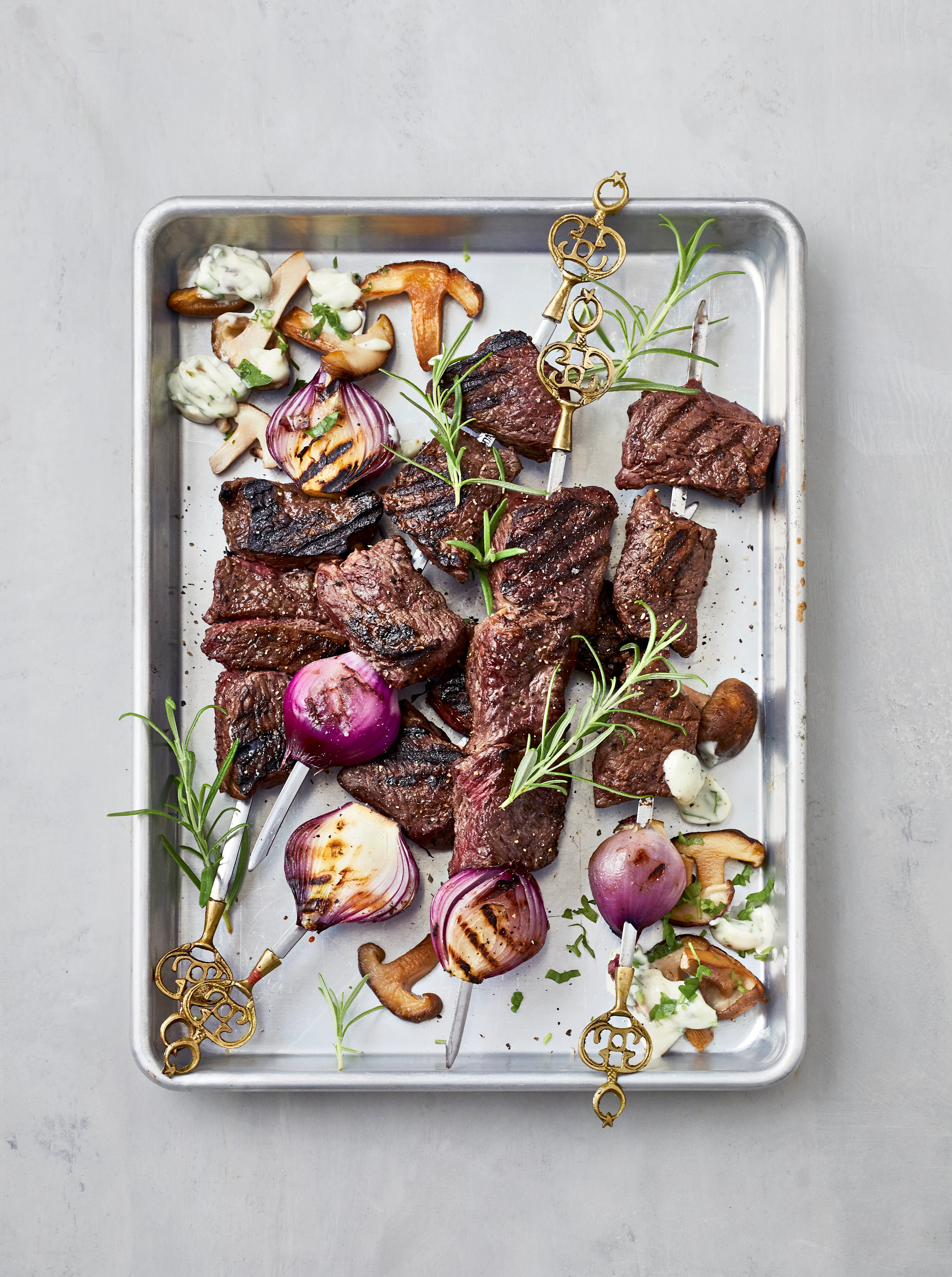 Rosmariinimarinoidut saslikit ja moderni sienisalaatti, täydellistä!