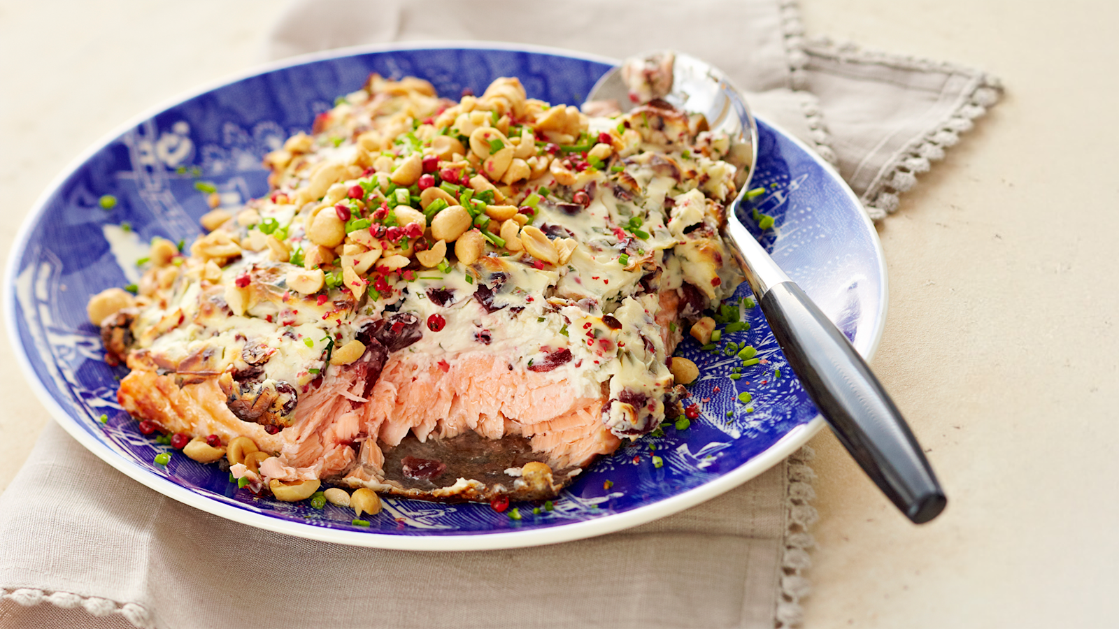 Tuorejuusto-karpalouunilohi