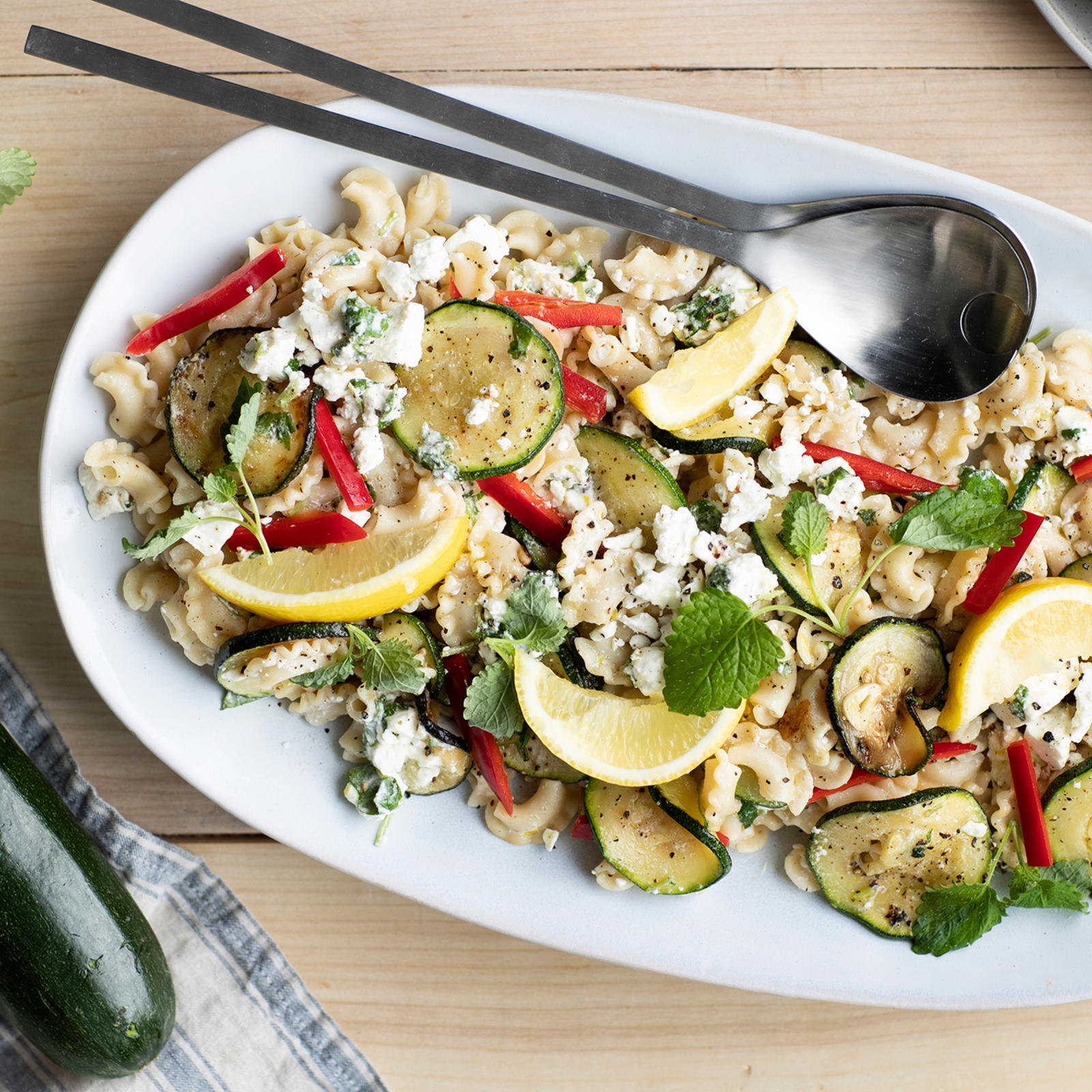 Kesäkurpitsa-pastasalaatti