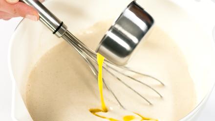 Sulata kattilassa voi ja lisää se vähän jäähtyneenä kohonneeseen taikinaan.