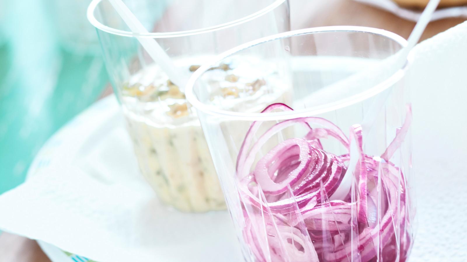 Sinappi-kurkkumajoneesi ja marinoidut sipulirenkaat