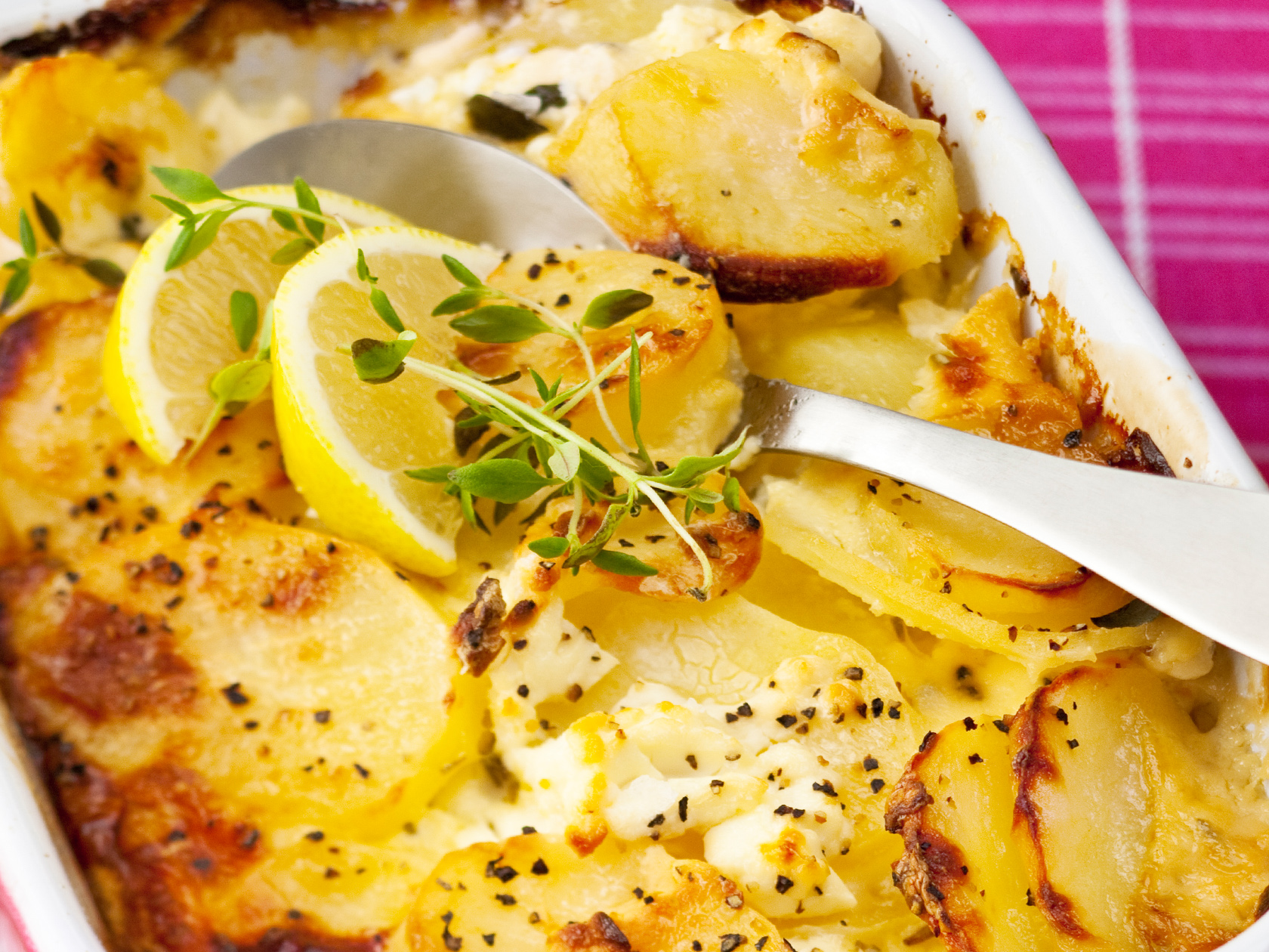 Sitruunalla maustettu peruna-vuohenjuustopaistos