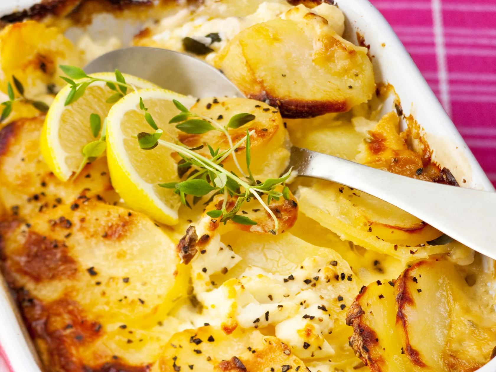 Sitruunalla maustettu peruna-vuohenjuustopaistos