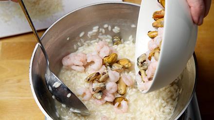 Sekoita joukkoon sulaneet äyriäiset.