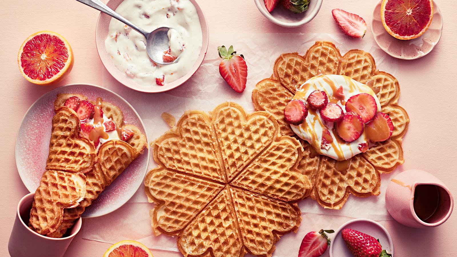 Kaksvi vohveliwrapia, vohveleiden täytteitä ja yksi täyttämätön vohveli.