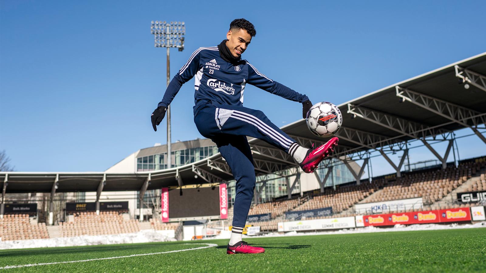 Pyrys Soini jalkapallokentällä