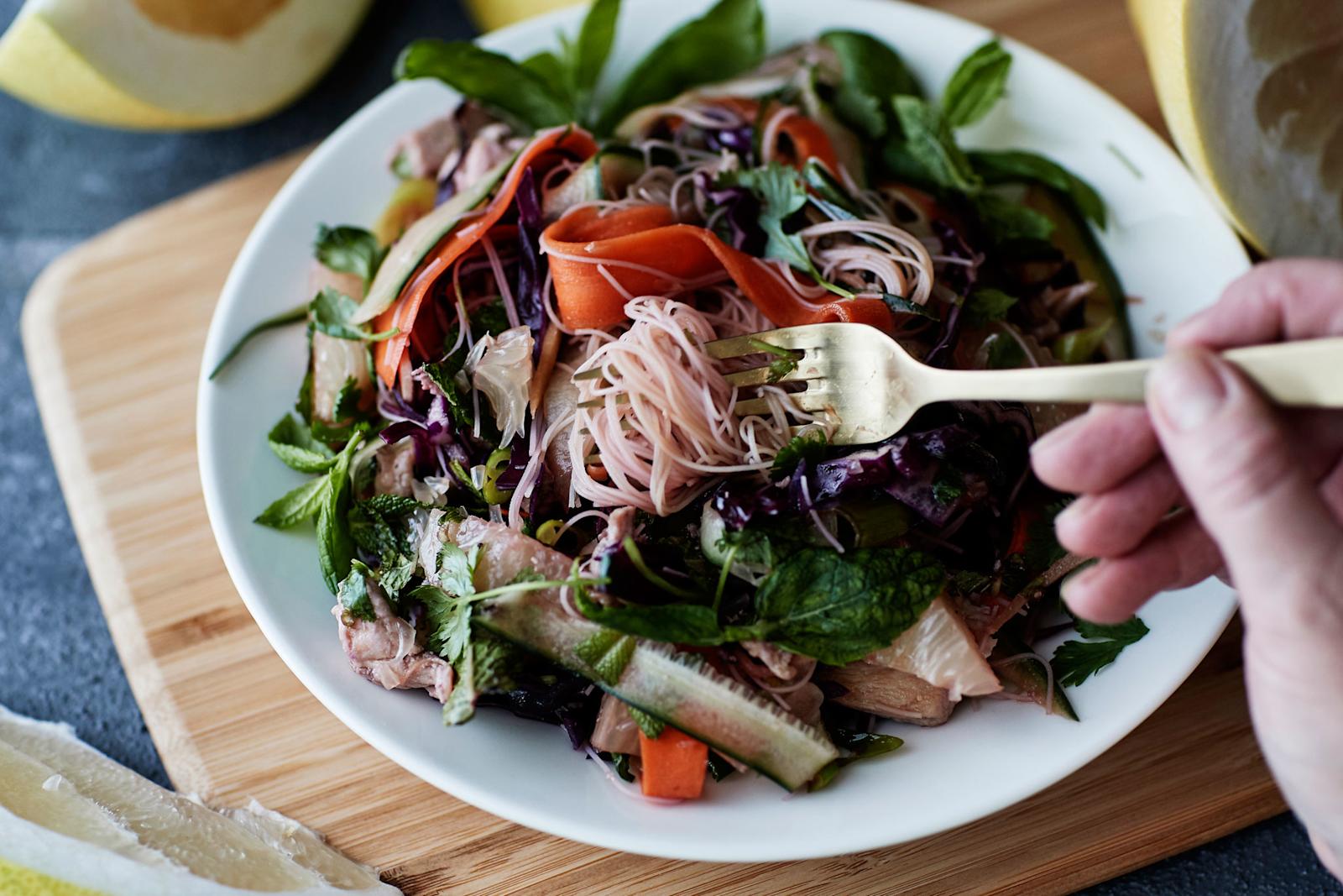 Vietnamilainen kana-nuudelisalaatti