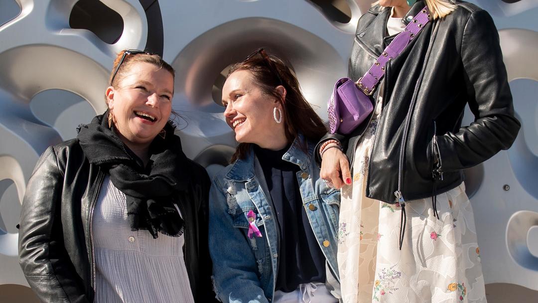 Antti Tuiskun fanit Heidi Kohonen, Tiina Mattila ja Kati Harkki seisovat vierekkäin Triplan edessä Helsingissä.