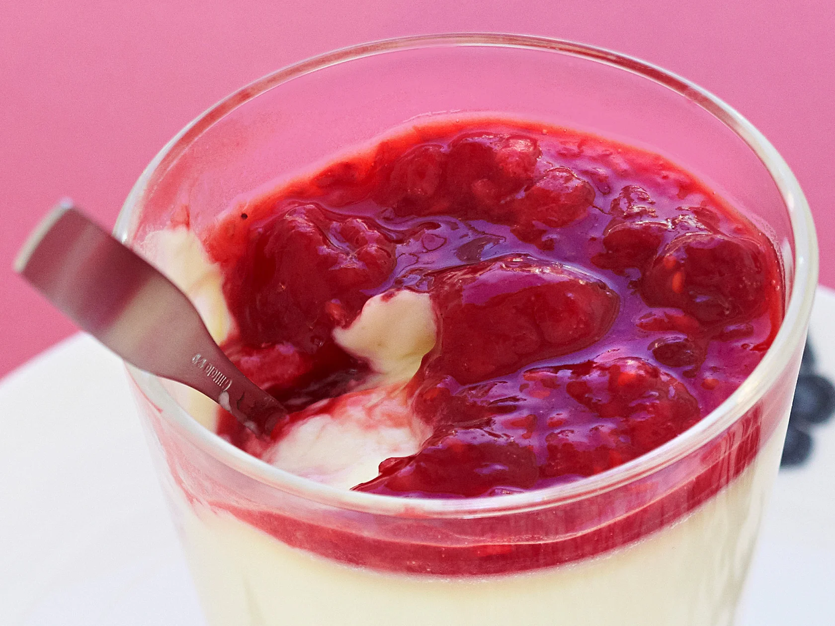 Valkosuklaa-vadelmavanukas