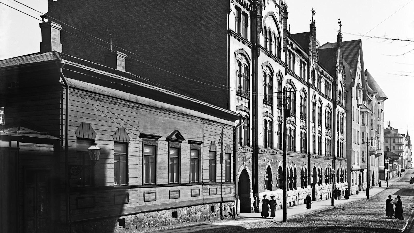 Rauhankatu 15:n puutalo Signe Branderin kuvaamana vuonna 1907.