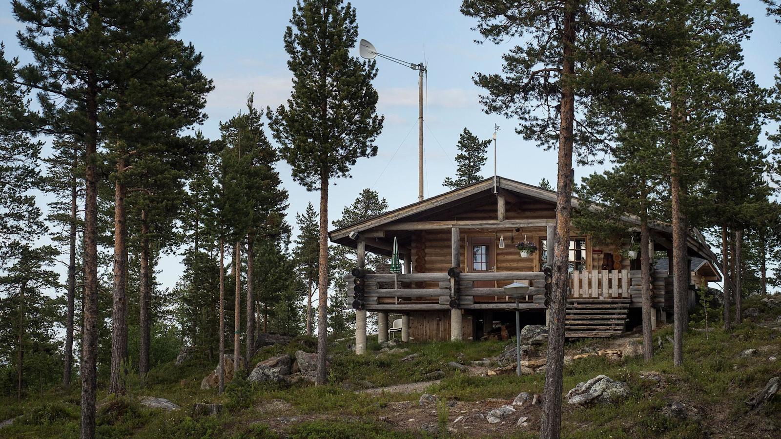 Valtakunnan sähköverkko olisi vaaran juurella, jängän laidalla 350 metrin päässä Mäkisen mökistä.