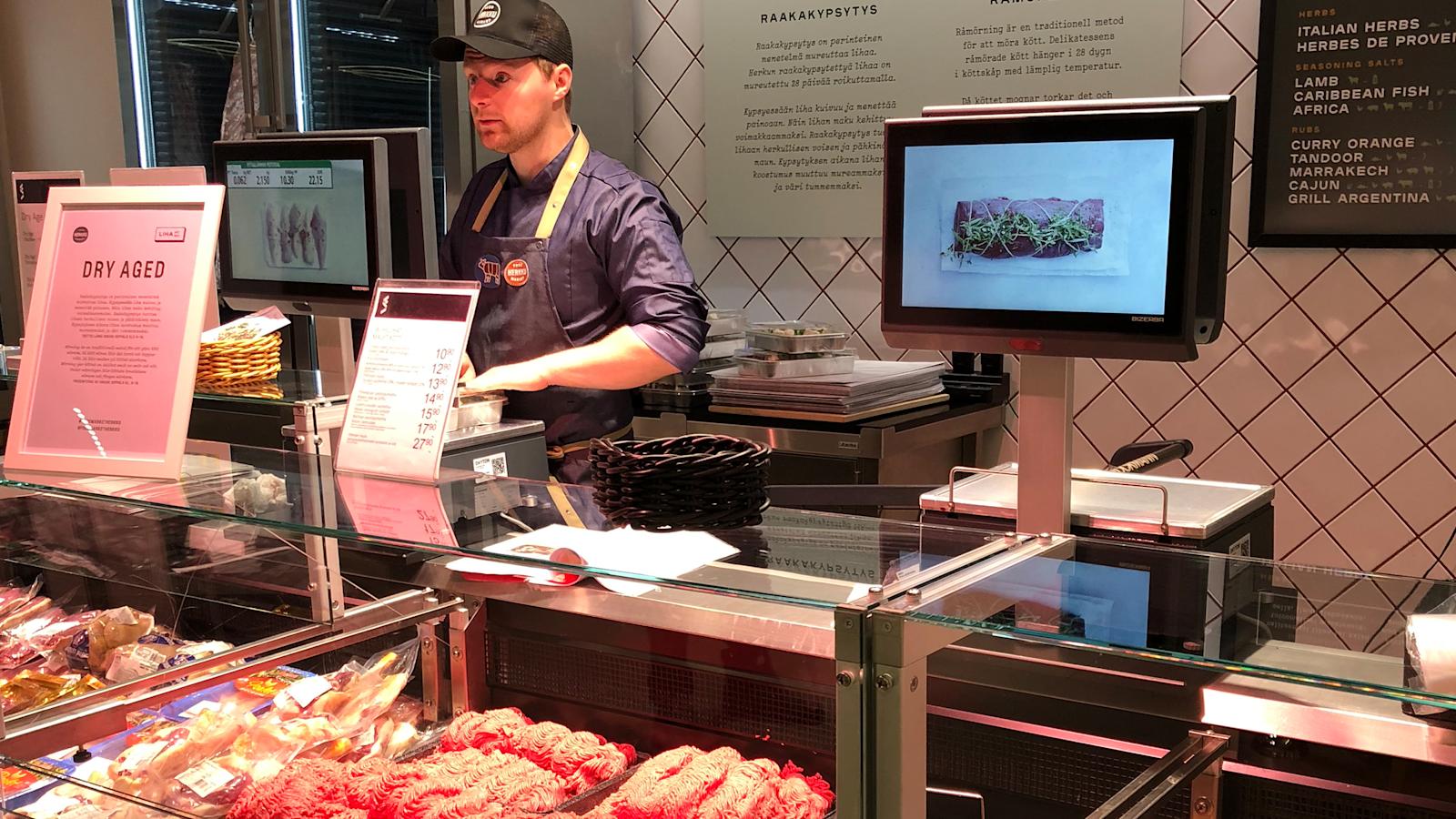 Food Market Herkun lihatiskillä kerrotaan raakakypsytetyn lihan saloista.