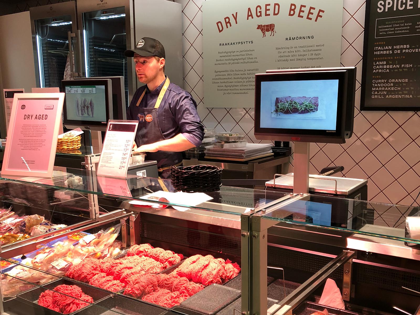 Food Market Herkun lihatiskillä kerrotaan raakakypsytetyn lihan saloista.