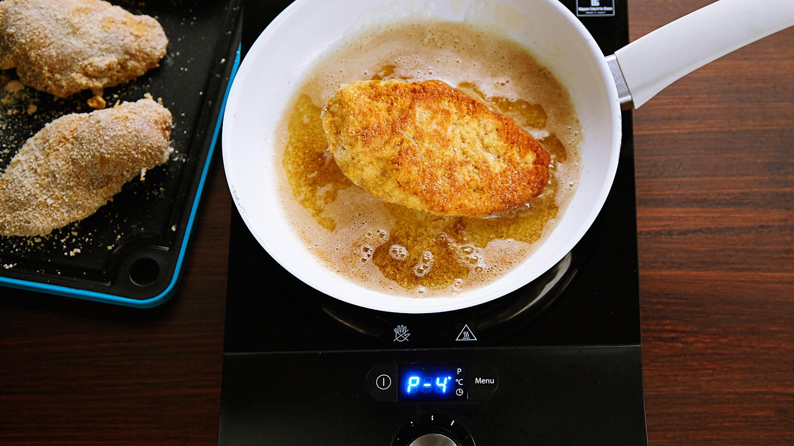 Kuumenna paistinpannulla 2 rkl öljyä ja 1 rkl voita. Paista leikkeisiin keskilämmöllä kaunis ja rapea pinta.