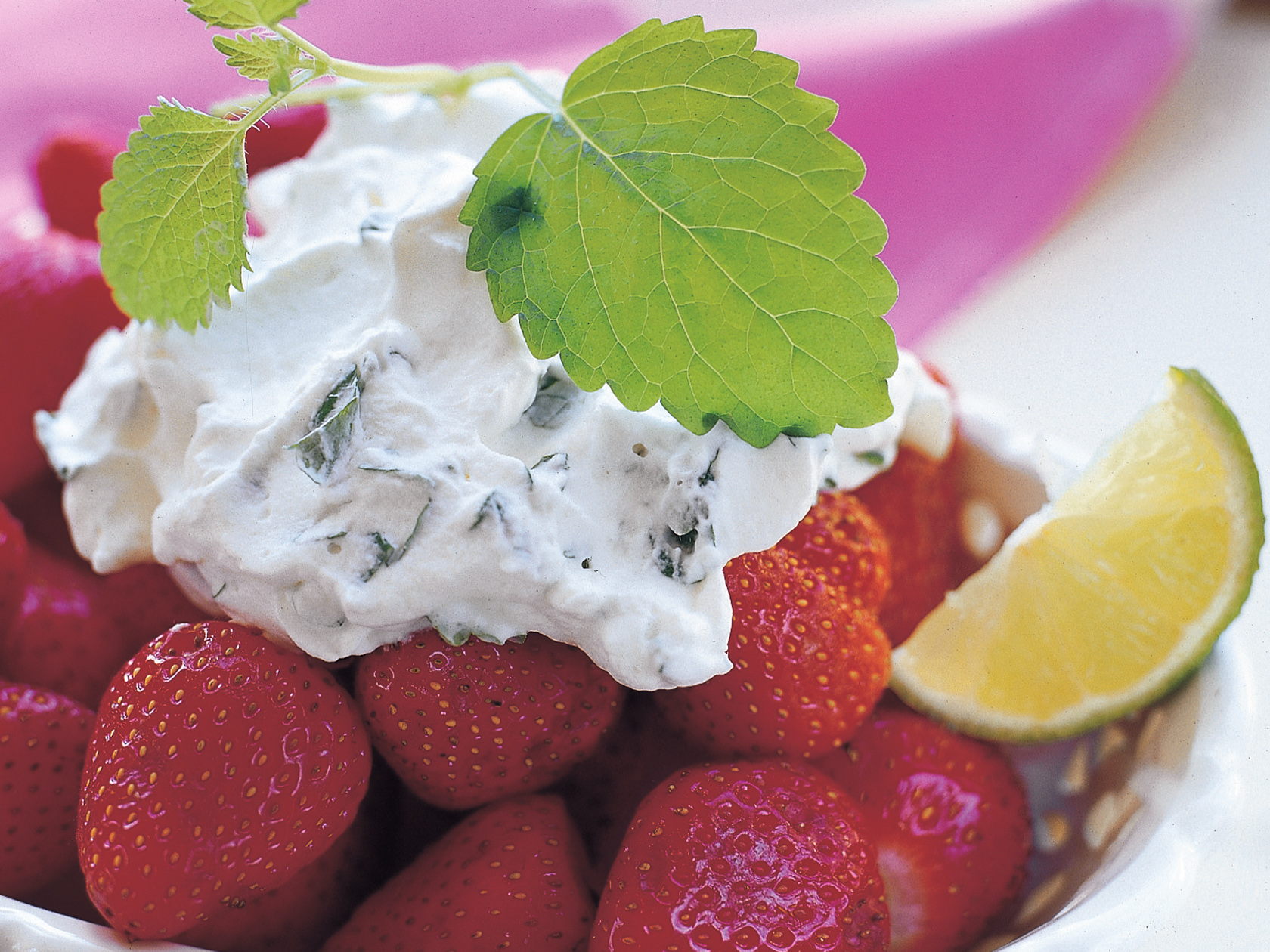 Mansikoita ja sitrusvaahtoa