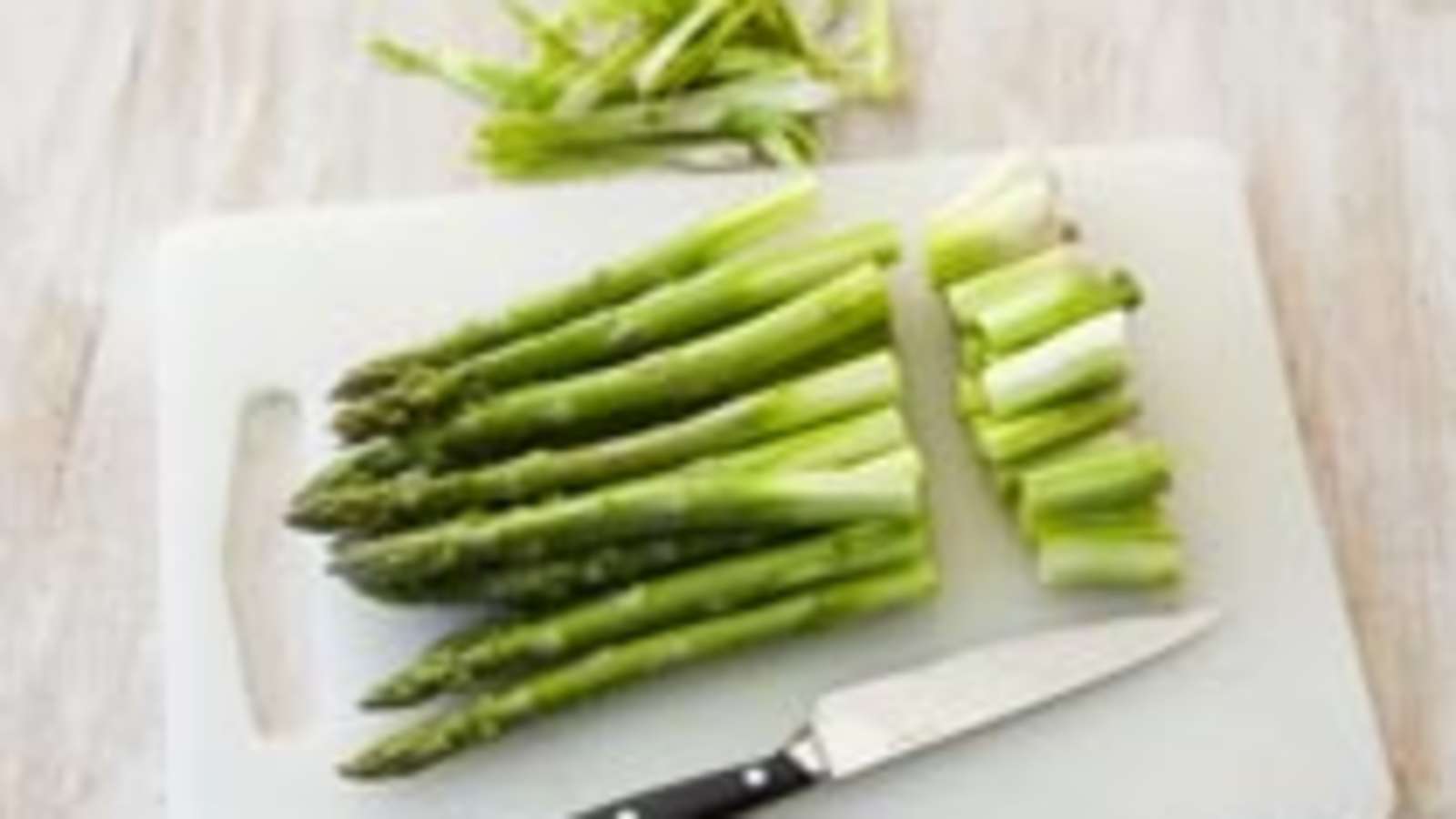 Kuori parsat ohuesti ja leikkaa puumainen tyviosa pois.