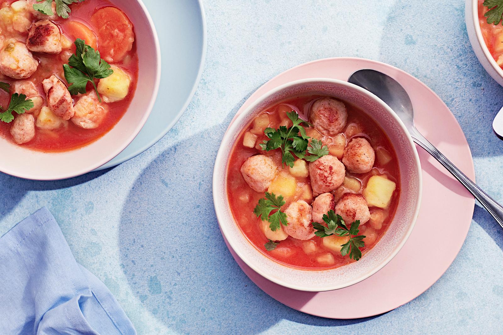 Nopea tomaattinen siskonmakkarakeitto