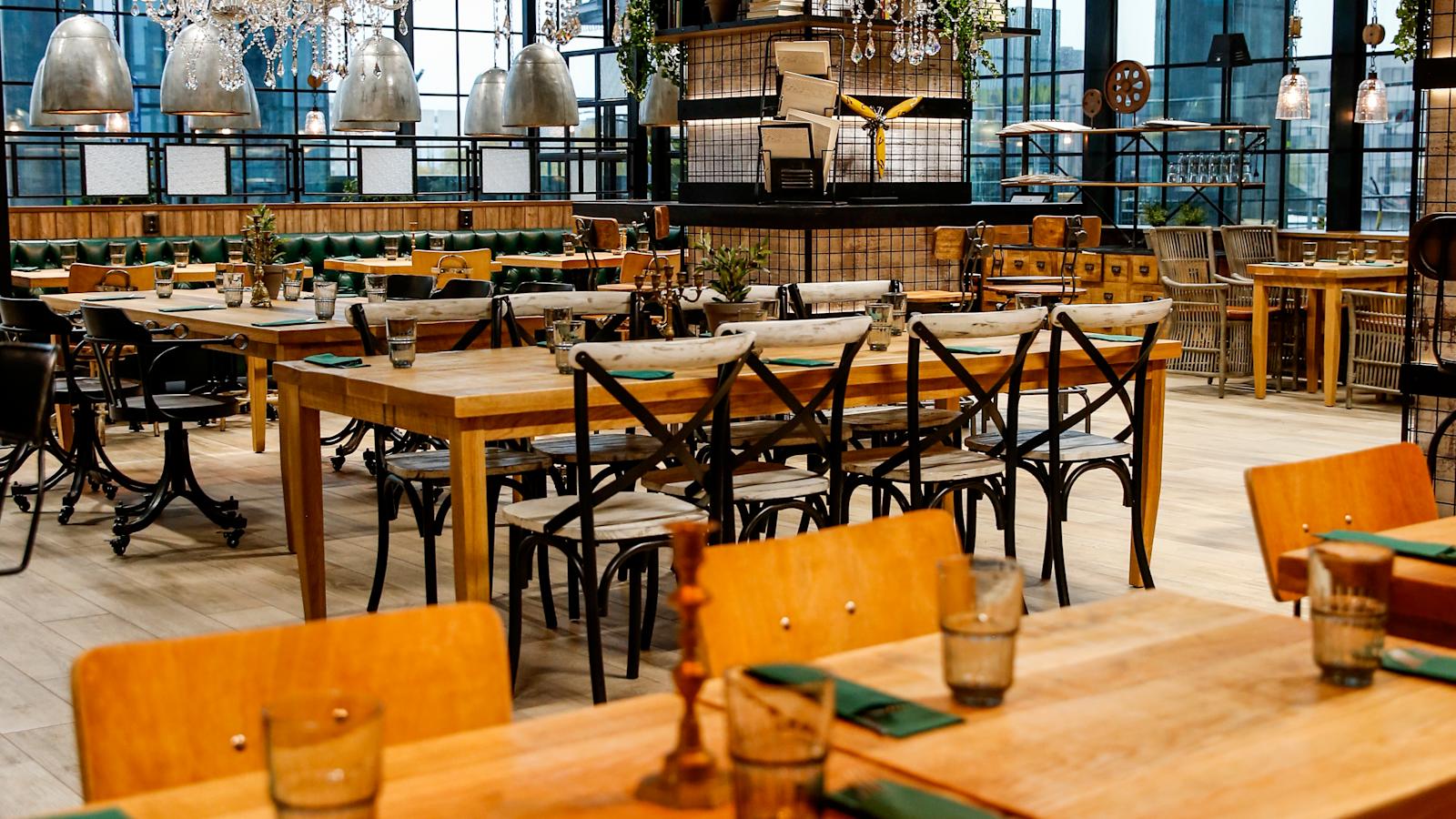 Fredde's-ravintolan suuret ikkunat ovat etelää kohti.