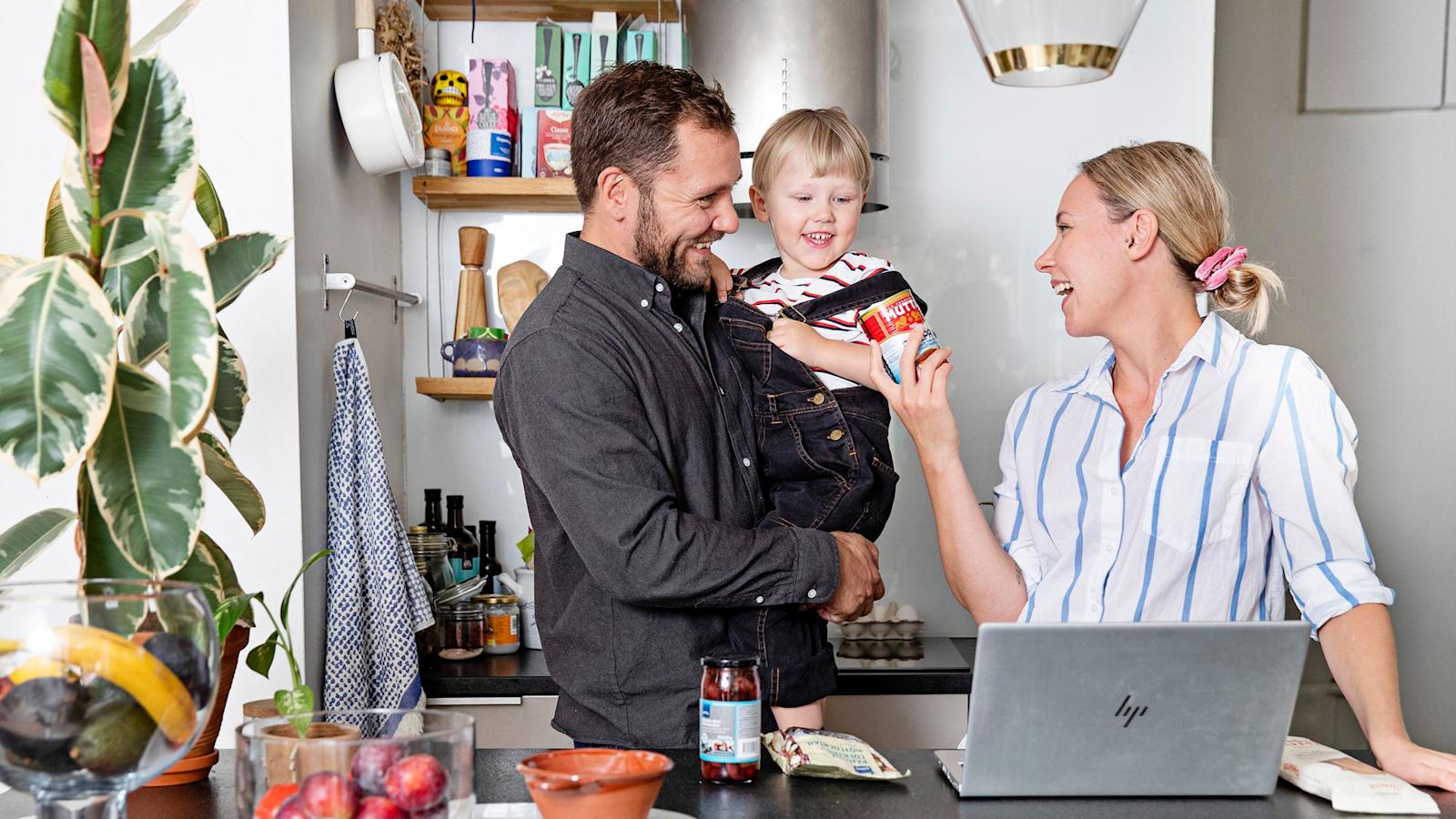 Keittiössä Outi, Olavi ja Harri Hamara.