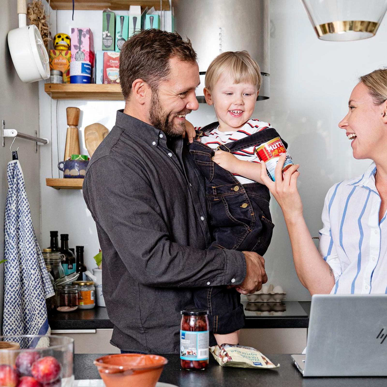 Keittiössä Outi, Olavi ja Harri Hamara.