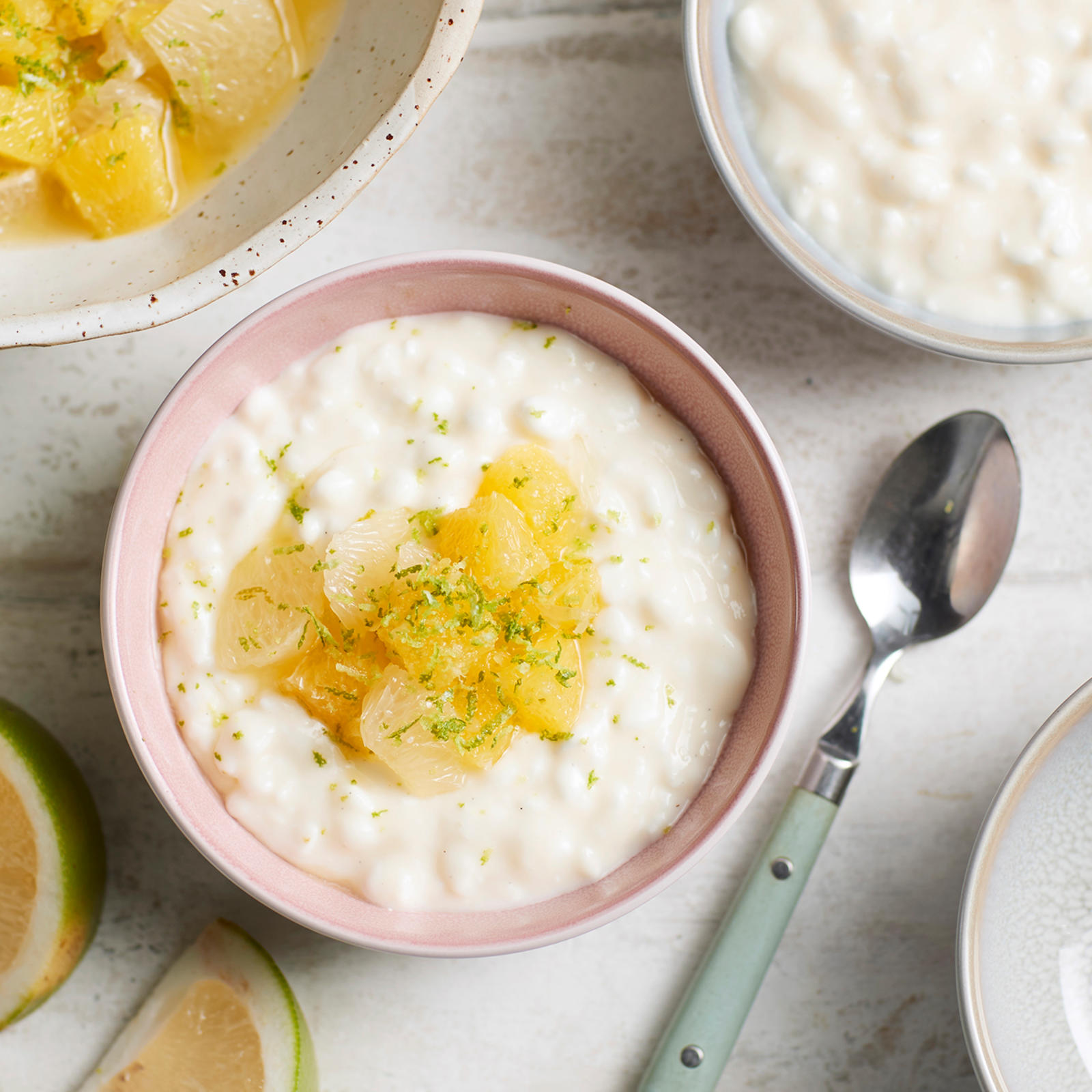 Raejuustovanukas ja hedelmäsalaatti