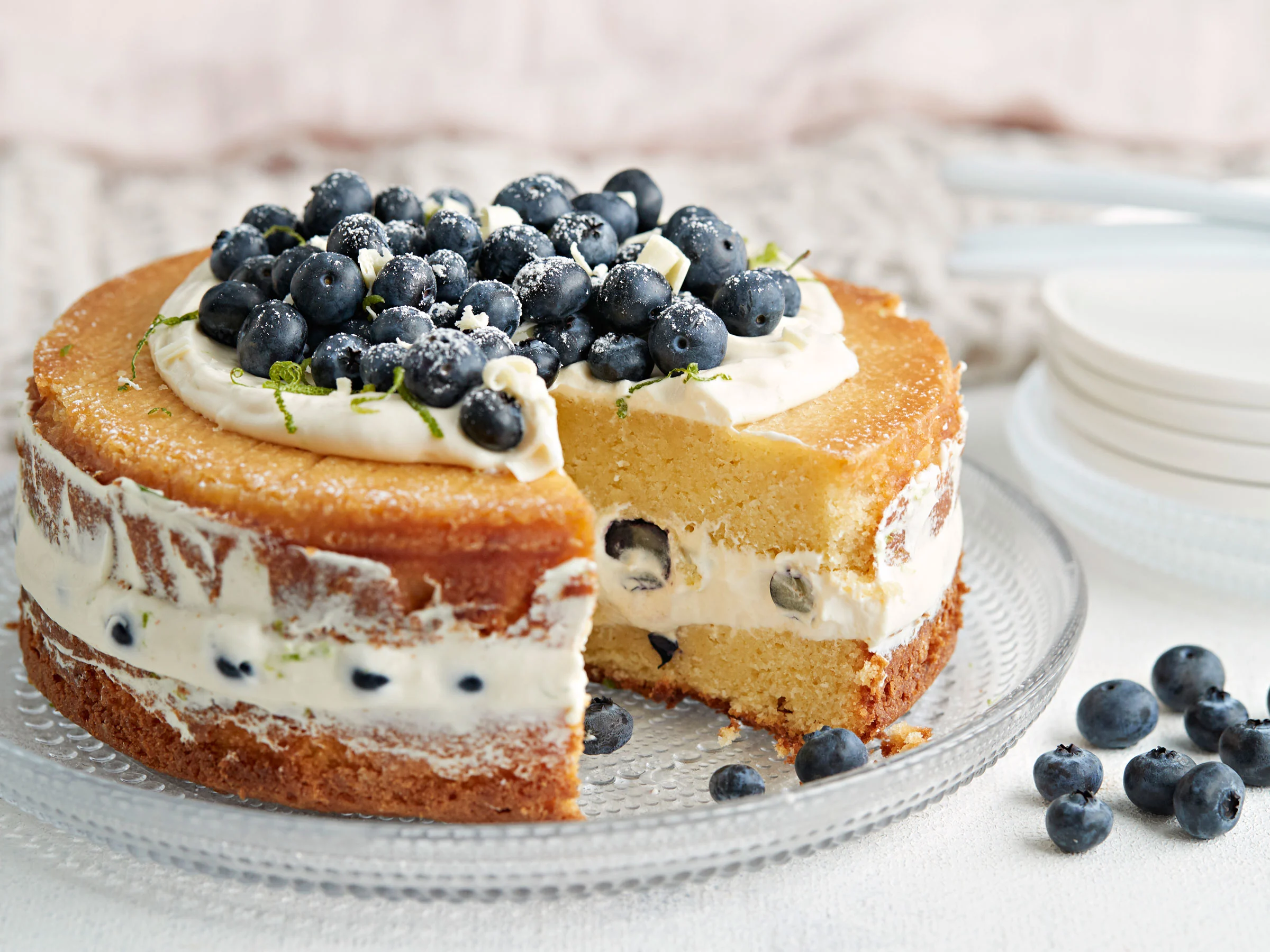 Naked cake valkosuklaasta ja mustikasta