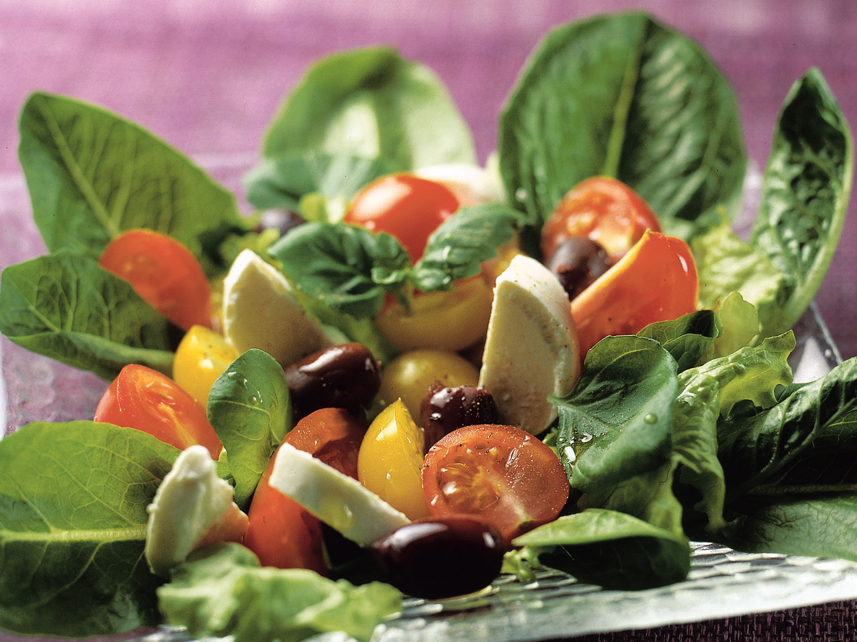 Tomaatti-juustosalaatti ja valkosipulileivät